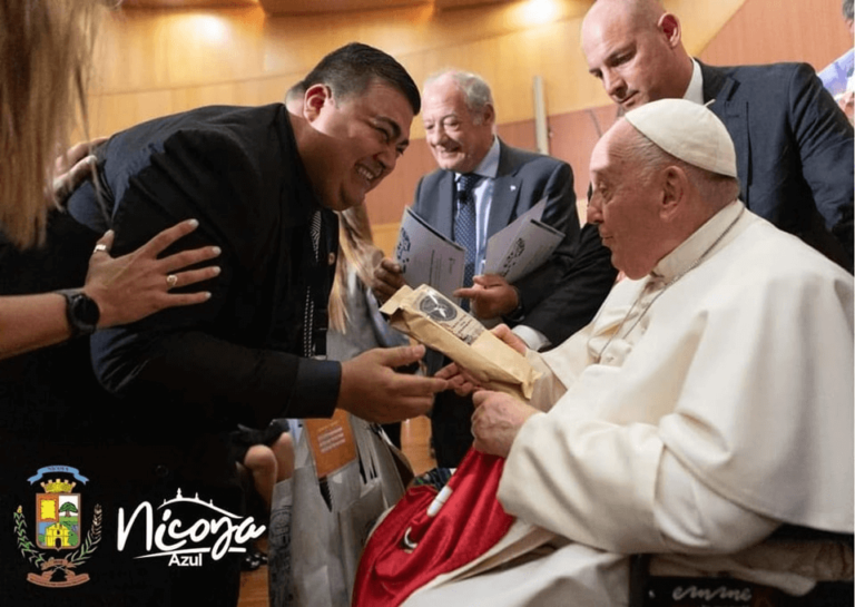 Papa Francisco recibe regalos de Nicoya