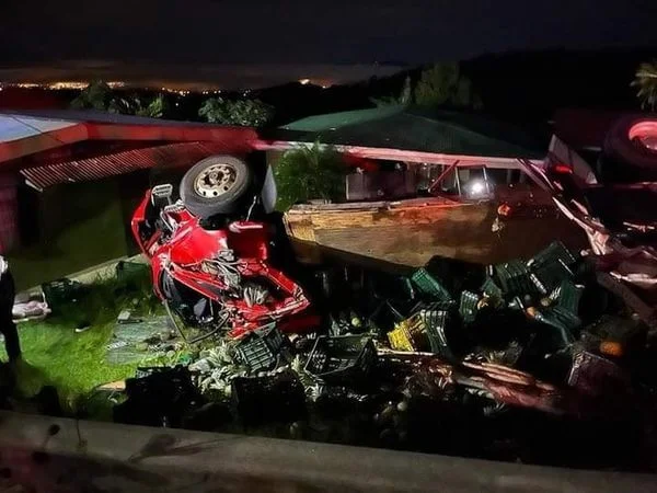 Dramático accidente en San Juanillo camión pierde control y cae sobre vivienda